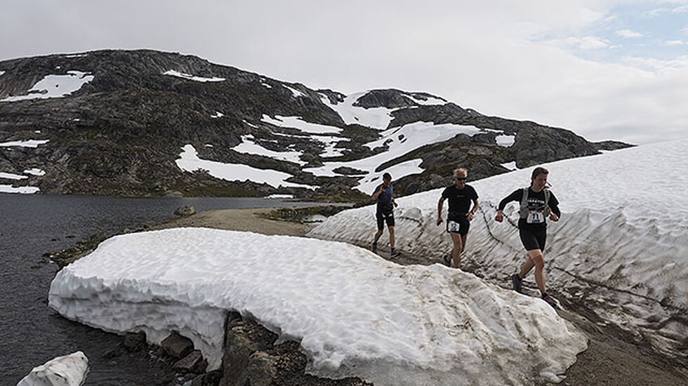Det var ca. 15 snøfonner å forsere for de 62 som fullførte førsteetappen i Rallarvegsløpet. (Foto: Bjørn Johannessen) 