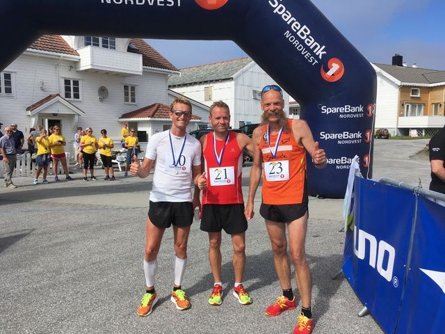 De tre beste herreløperne på halvmaraton. Fra venstre, Jan Kildahl (2), Åge Mikael Strand (vinner) og Gunnar Aarseth (3)