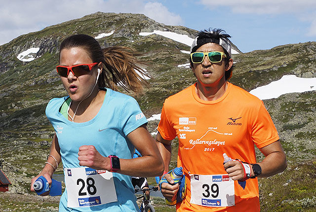 En periode underveis på 2. dag av Rallarvegsløpet holdt totalvinnere av Rallarvegsløpet, Nicoline Baartvedt og Håkon Urdal, følge. (Foto: Bjørn Johannessen)