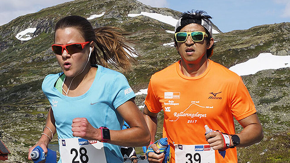 En periode underveis på 2. dag av Rallarvegsløpet holdt totalvinnere av Rallarvegsløpet, Nicoline Baartvedt og Håkon Urdal, følge. (Foto: Bjørn Johannessen)