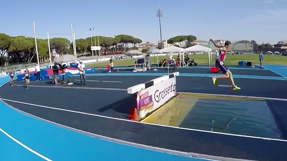 Jakob Ingebrigtsen passerer vanngrava for siste gang i klar ledelse i Grosseto.