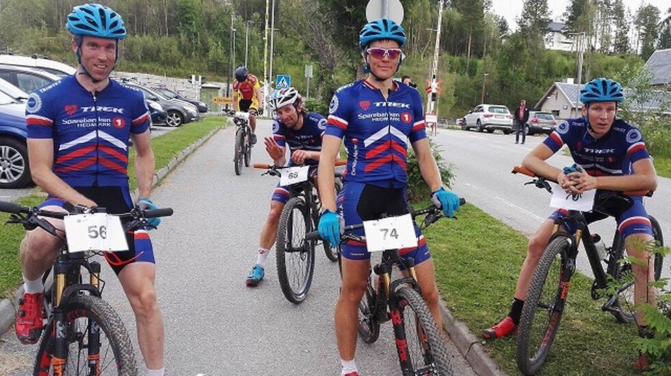 Team Trek Sparebanken Hedmark-kvartetten som kunne puste ut før de andre i Tolga sentrum mandag kveld (fra venstre): Knut Erik Nesteby, Christian Amdahl, Anders Fiskvik og Eirik Fiskvik (Foto: Team Trek Sparebanken Hedmark)