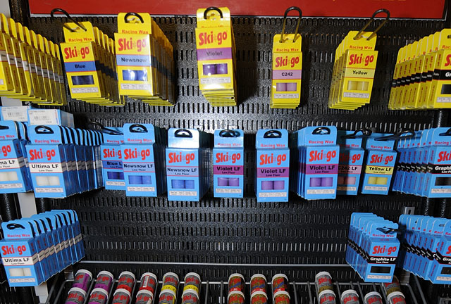 Det finst mange produkt som skal gi skiene god glid. Ikkje alle er heilt harmlause for helse, natur og lommebok. (Foto: Bjørn Johannessen)