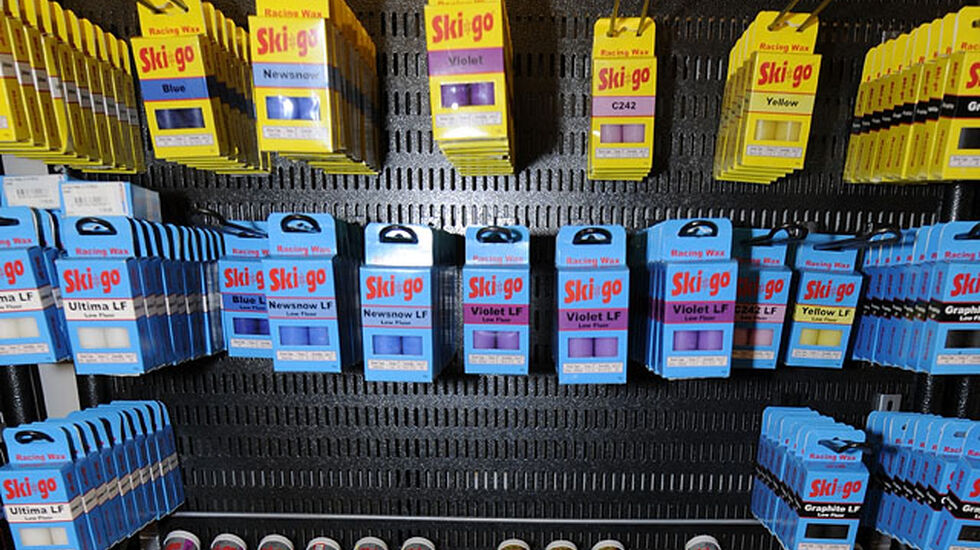 Det finst mange produkt som skal gi skiene god glid. Ikkje alle er heilt harmlause for helse, natur og lommebok. (Foto: Bjørn Johannessen)