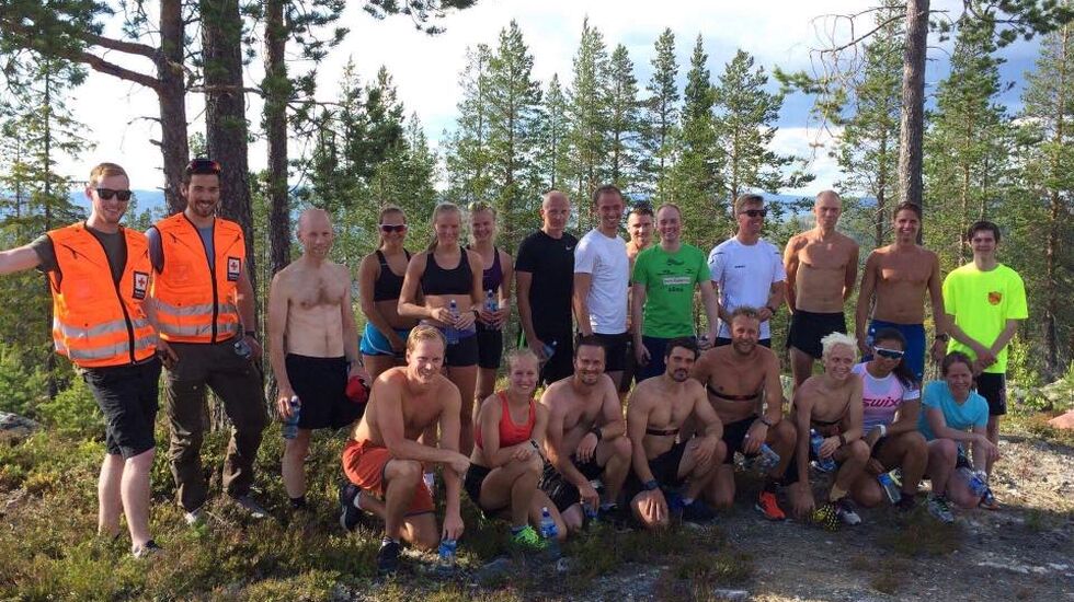 Alle de 20 deltakerne vel oppe på Anderåsberget med Røde Kors behjelpelig til stede. (Foto: Morten Buchholdt)