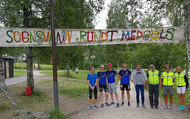 SRM-arrangørene til høyre fikk besøk av Tjøme Løpeklubb med arrangør Geir-Morten Hansen med armene kledelig på ryggen.