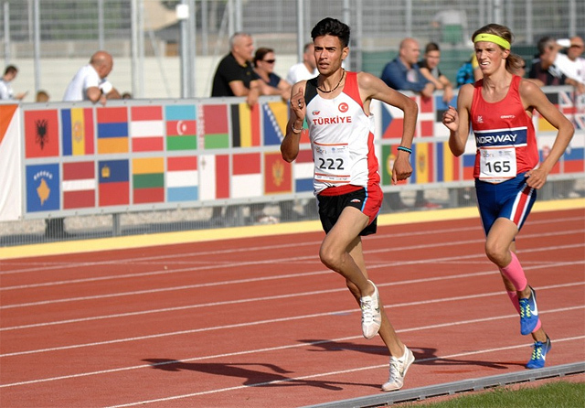 Lars Agnar Hjelmeset løp inn til sølv, bak Omer Amactan fra Tyrkia. (Foto: EYOF)