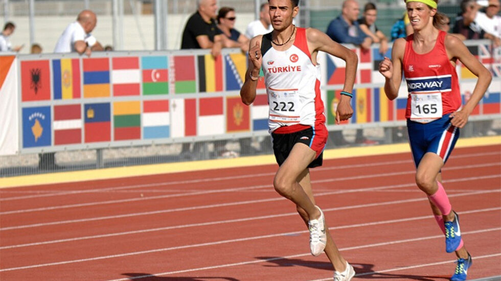 Lars Agnar Hjelmeset løp inn til sølv, bak Omer Amactan fra Tyrkia. (Foto: EYOF)