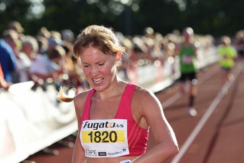 Monika Kørra går i mål på femte og siste etappe, til 6. plass totalt (Foto: Arrangøren/Kenneth Jensen)