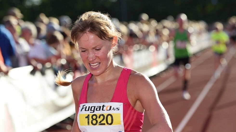 Monika Kørra går i mål på femte og siste etappe, til 6. plass totalt (Foto: Arrangøren/Kenneth Jensen)