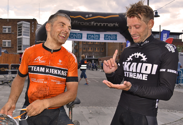 Sten-Are Harjo (t.v.) måtte slippe Odd Peder Wang-Norderud de siste 10 meterne etter å ha syklet side ved side i 15 mil. (Foto: Morten Broks/OffroadFinnmark)