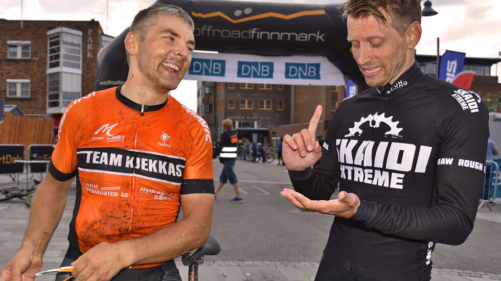 Sten-Are Harjo (t.v.) måtte slippe Odd Peder Wang-Norderud de siste 10 meterne etter å ha syklet side ved side i 15 mil. (Foto: Morten Broks/OffroadFinnmark)