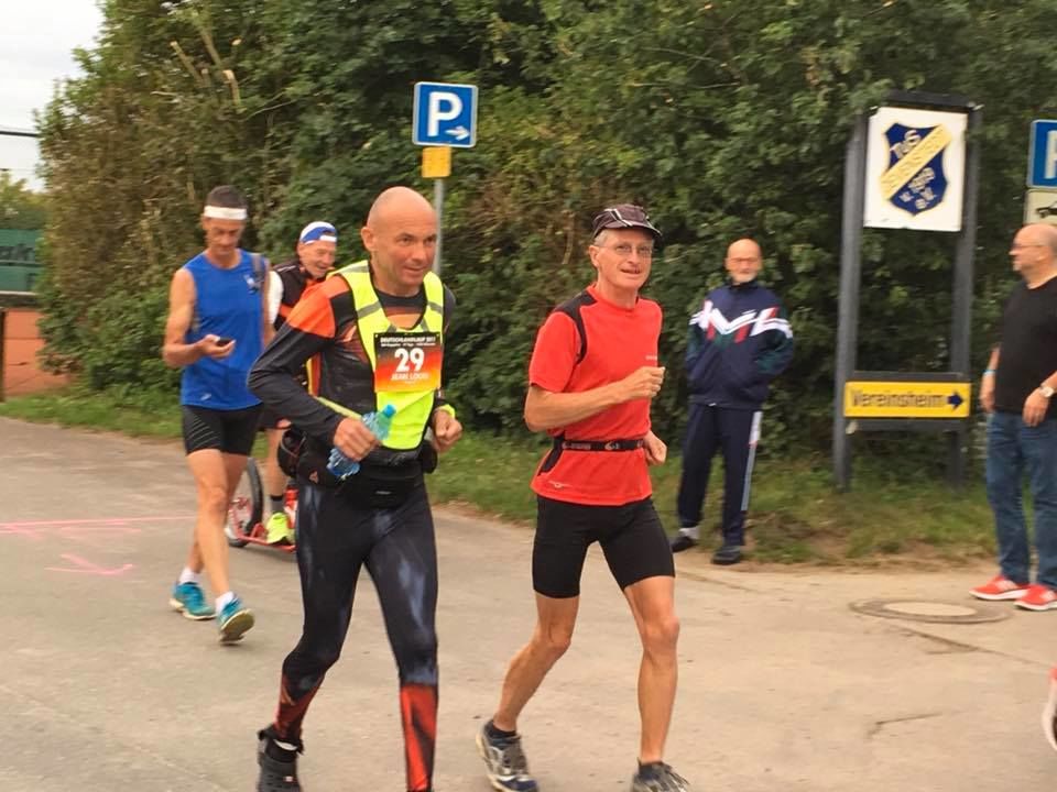 Weder (rød trøye) på en av etappene i DeuthlandLauf. (Foto fra Weders fb-side 19. juli)