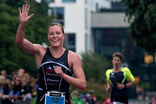 Lotte Miller kunne juble over å ha tatt NM-gull på normaldistansen i triatlon. (Foto: Kai-Otto Melau/TriQuart)