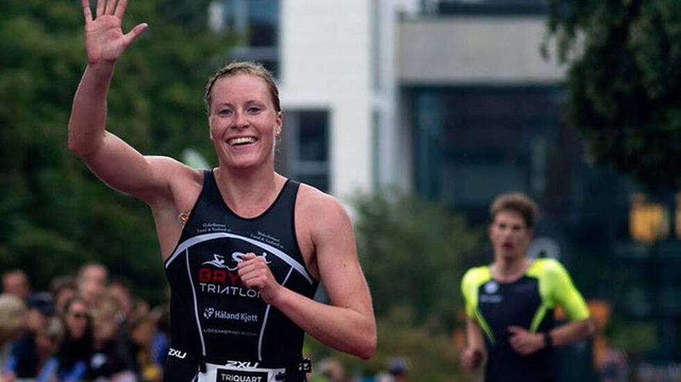 Lotte Miller kunne juble over å ha tatt NM-gull på normaldistansen i triatlon. (Foto: Kai-Otto Melau/TriQuart)