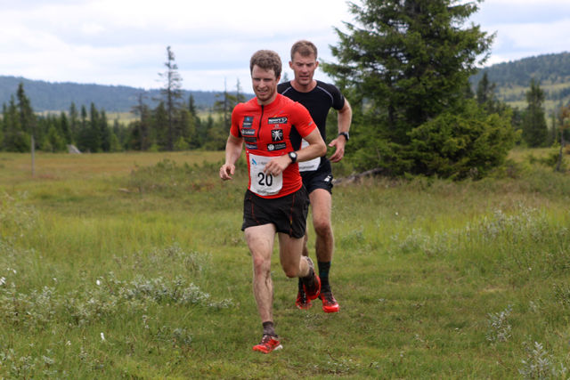 Sjusjøen-ambassadør Petter Soleng Skinstad med Morten Sætha i hælene på den lengste distansen i fjorårets utgave av Sjusjøløpet.
