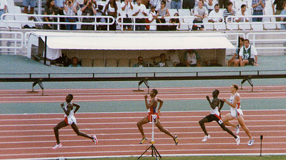 Vebjørn Rodal (i hvitt) løper inn til 5. plass i finalen på 800 m under VM i 1997. I London, 20 år senere, er han ekspertkommentator for NRK. (Alle foto: Bjørn Johannessen)
