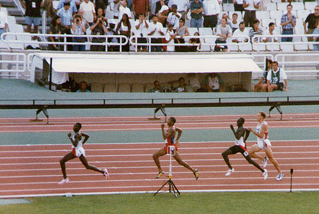 Vebjørn Rodal (i hvitt) løper inn til 5. plass i finalen på 800 m under VM i 1997. I London, 20 år senere, er han ekspertkommentator for NRK. (Alle foto: Bjørn Johannessen)