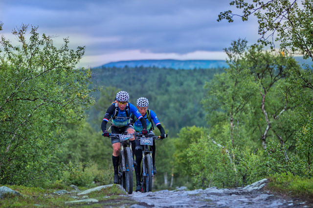 Nederlenderne Ramses Bekkenk (41) og Bram Rood (33) leder OffroadFinnmark 700 km når en tredel av distansen er tilbakelagt i Kautokeino. (Foto: Steinar Vik)