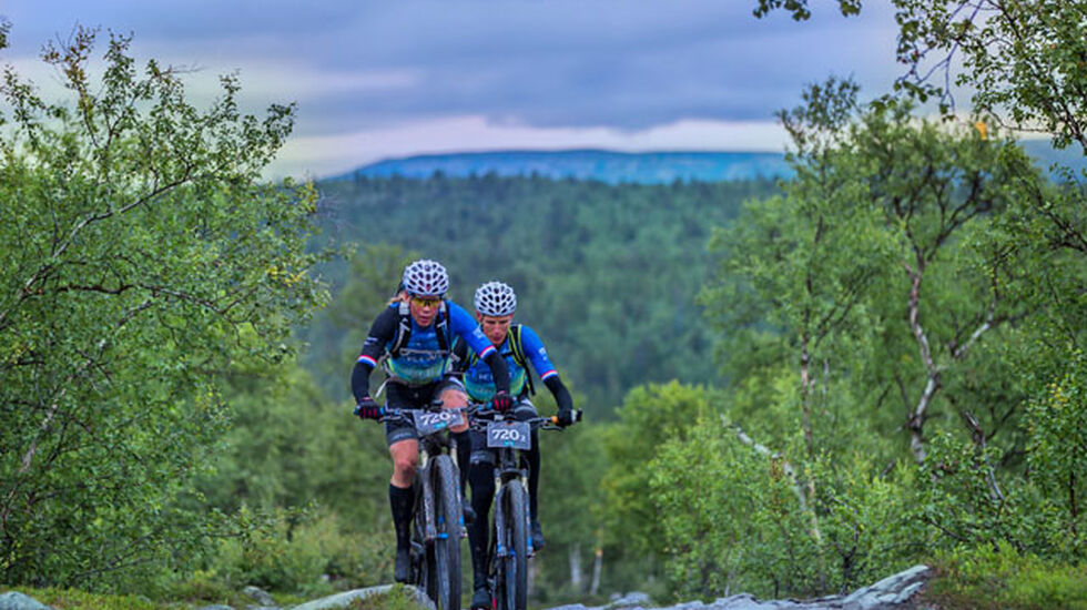 Nederlenderne Ramses Bekkenk (41) og Bram Rood (33) leder OffroadFinnmark 700 km når en tredel av distansen er tilbakelagt i Kautokeino. (Foto: Steinar Vik)