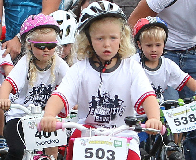 Start: Med stort alvor satte de aller minste barna seg i bevegelse med startnummer på sykkelen. (Foto: Kjell Vigestad)