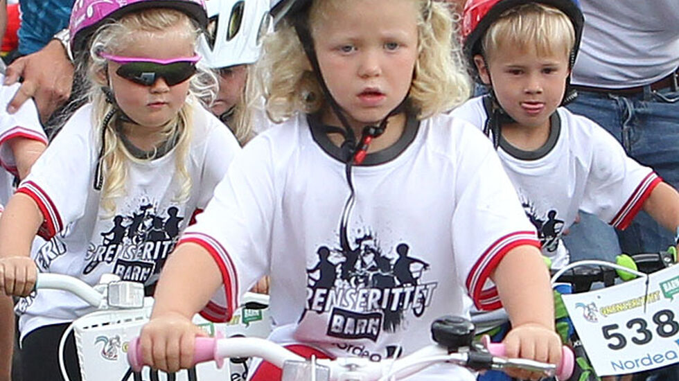 Start: Med stort alvor satte de aller minste barna seg i bevegelse med startnummer på sykkelen. (Foto: Kjell Vigestad)