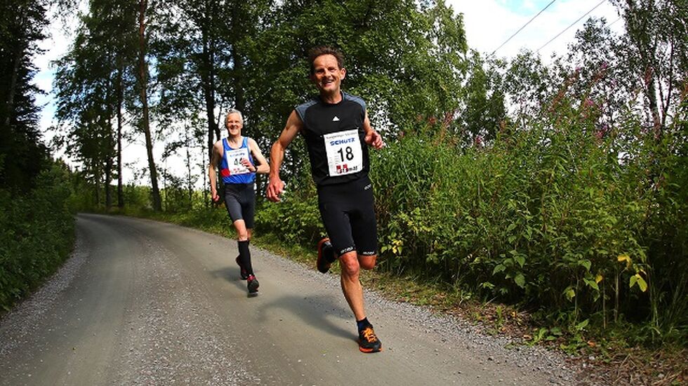 Comeback-Bakkerolfen foran Ola Mellem (Foto: Bjørn Hytjanstorp)