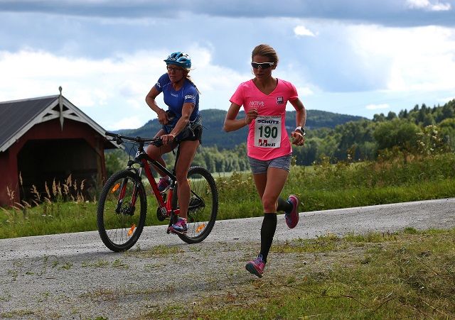 Karoline Moen Guidon med mor Anita på hjul inn til seier på halvmaraton under Kongsvinger Maraton i fjor. (Foto: Bjørn Hytjanstorp)