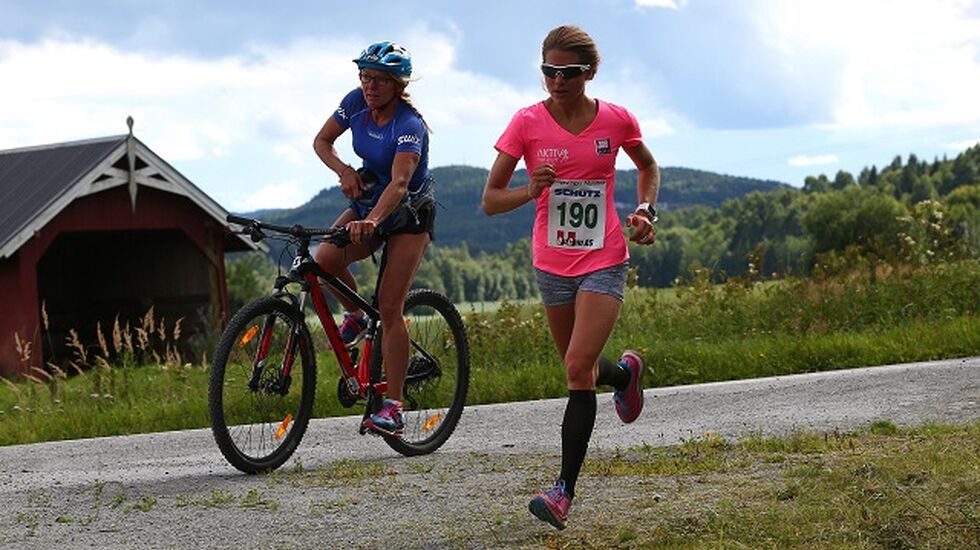 Karoline Moen Guidon med mor Anita som support 1 km før mål på sin imponerende debut på halvmaraton. (Foto: Bjørn Hytjanstorp)