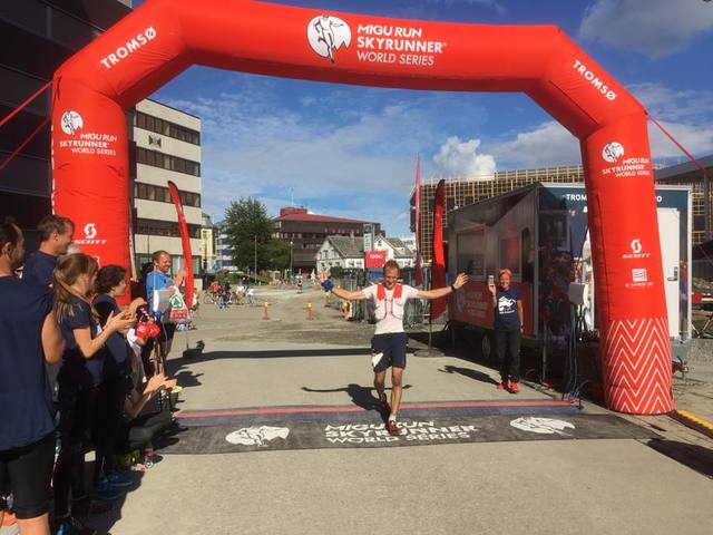 Jonathan Albon løper i mål som vinner av Hamperokken SkyRace. (Foto: Arrangøren)