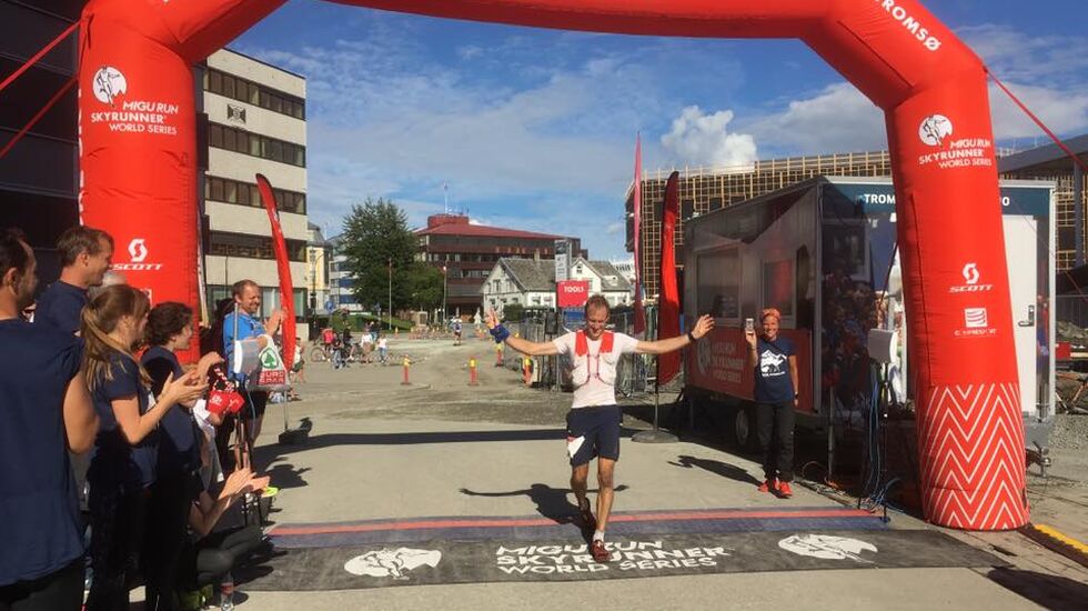 Jonathan Albon løper i mål som vinner av Hamperokken SkyRace. (Foto: Arrangøren)