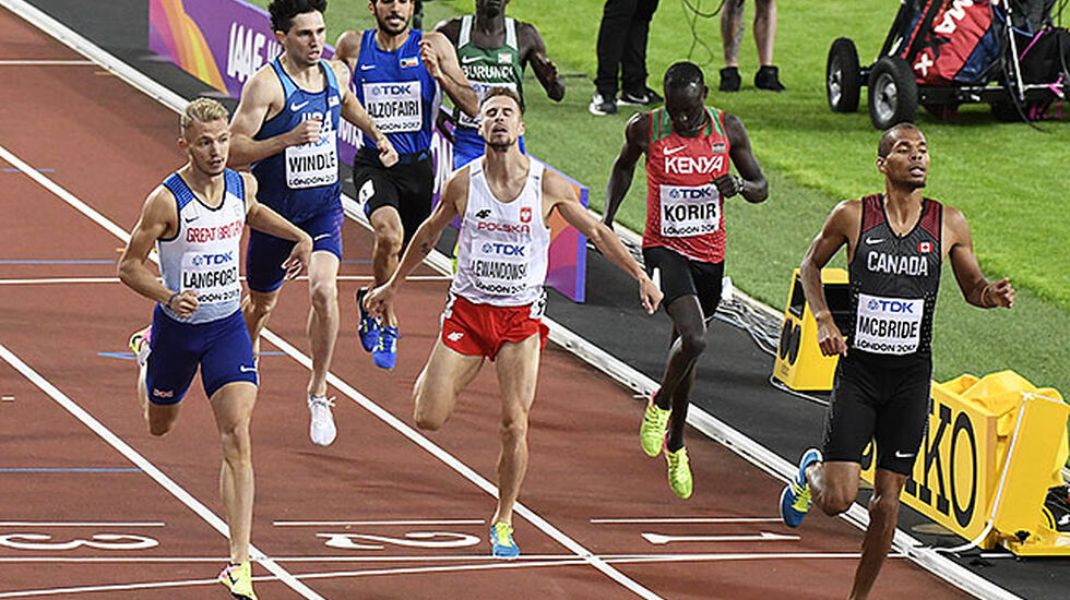 Emmanuel Bett var en av de største gullkandidatene på 800 meteren. Etter fjerdeplass i semifinalen må han nøye seg med å være tilskuer under finalen. (Foto: Bjørn Johannessen) 
