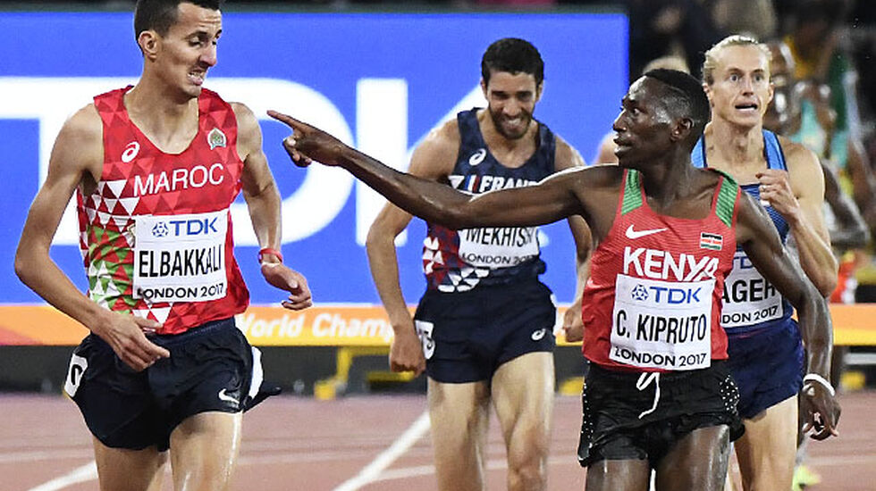 Conslus Kipruto hadde tid til å gjøre gester sjøl om han vant med bare 4 tideler. (Foto: Bjørn Johannessen)