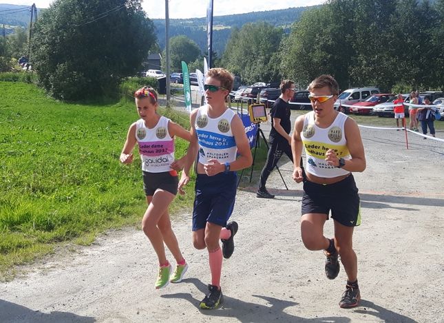 LEDERTROIKAEN: Ledertrøyene viser at her jaktstarter Vegard Sivertsgård, Ingeborg Nordaune og Magnus Myran på Hardhausen, 23 kilometer der de første to kilometrene er bratt motbakke. (Arrangørfoto) LEDERTROIKAEN: Ledertrøyene viser at her jaktstarter Vegard Sivertsgård, Ingeborg Nordaune og Magnus Myran på Hardhausen, 23 kilometer der de første to kilometrene er bratt motbakke. (Arrangørfoto)