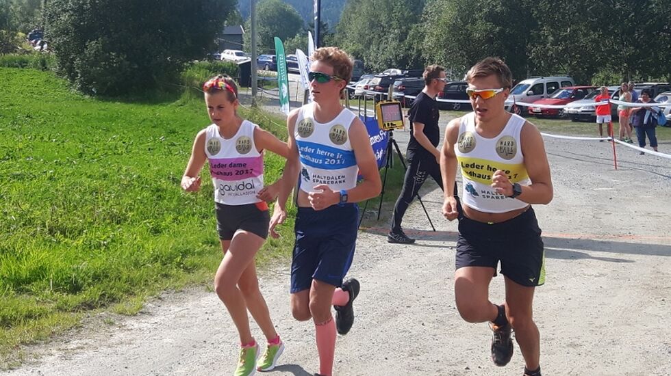 LEDERTROIKAEN: Ledertrøyene viser at her jaktstarter Vegard Sivertsgård, Ingeborg Nordaune og Magnus Myran på Hardhausen, 23 kilometer der de første to kilometrene er bratt motbakke. (Arrangørfoto)