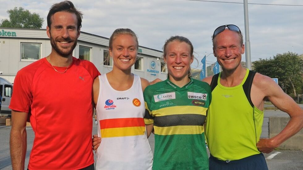 Distansevinnerne i det siste løpet av Ålesund sommerkarusell. Fra venstre, Marcus Megrund (vinner 5 km herreklassen), Ingrid Festø (vinner 5 km kvinneklassen), Audhild Bakken Rognstad (vinner 10 km kvinner) og Jan Ketil Vinnes (vinner 10 km herrer). Foto: Martin Hauge-Nilsen