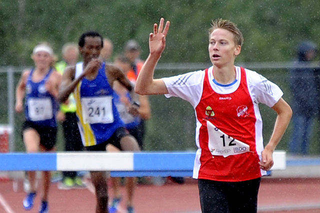 Fredrik Sandvik fra Askim IF jubler over å gå inn til NM-tittel på 3000 meter hinder