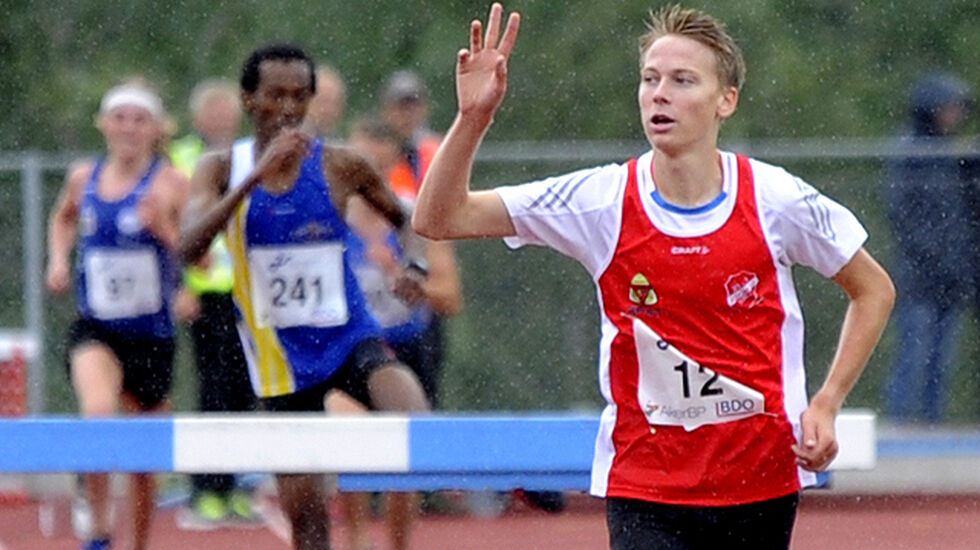 Fredrik Sandvik fra Askim IF jubler over å gå inn til NM-tittel på 3000 meter hinder