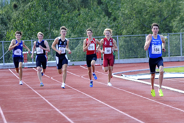 Sondre Juven får en god luke til de andre i spurten.