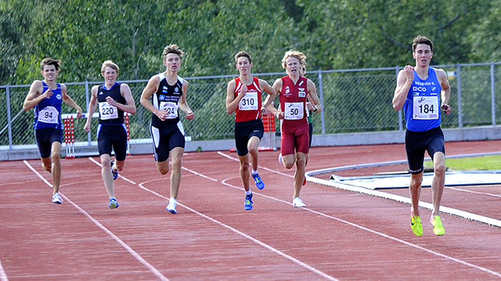  Sondre Juven får en god luke til de andre i spurten.