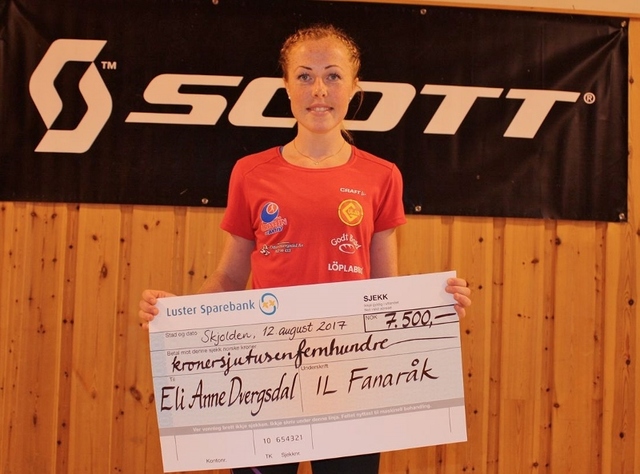 Eli Anne Dvergsdal med vinnersjekken etter årets seier. (Foto: Arrangøren)
