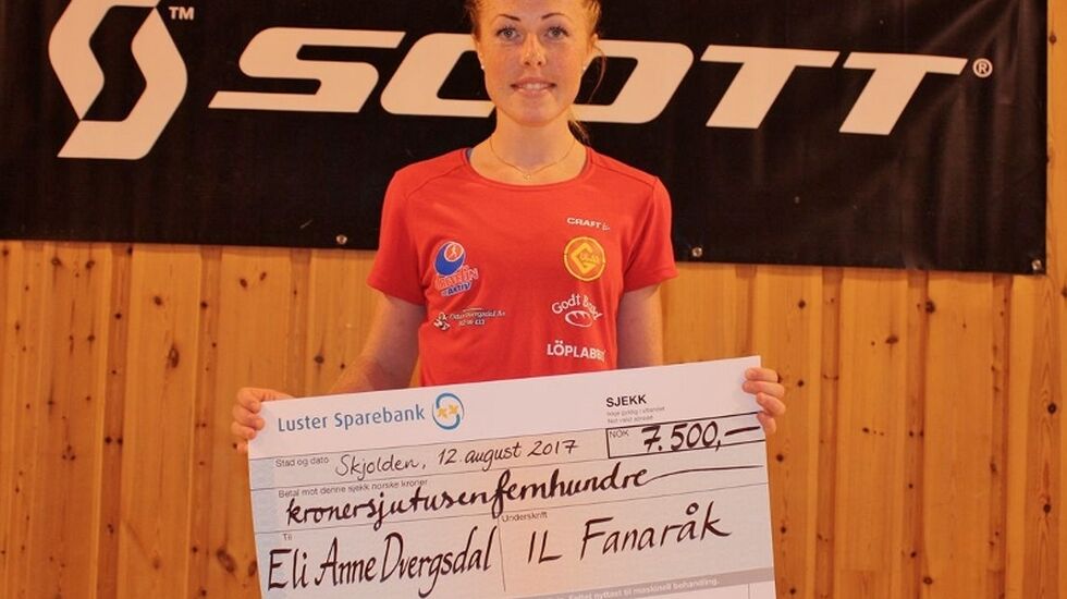 Eli Anne Dvergsdal med vinnersjekken etter årets seier. (Foto: Arrangøren)