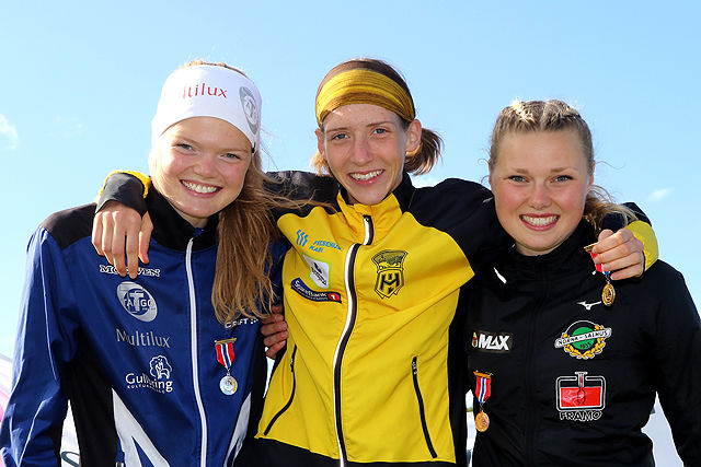 Premiepallen for 1500 meter i klasse J22 i junior-NM: Mariann Roe, Tessa Frenay, Silje Lindstad.