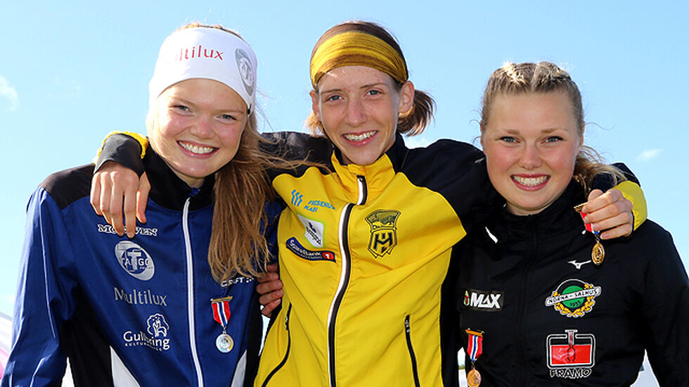 Premiepallen for 1500 meter i klasse J22 i junior-NM: Mariann Roe, Tessa Frenay, Silje Lindstad.