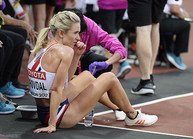 Det var ikke en slik Karoline Bjerkeli Grøvdal hadde sett for seg at 5000 m-finale skulle ende. (Foto: Bjørn Johannessen)