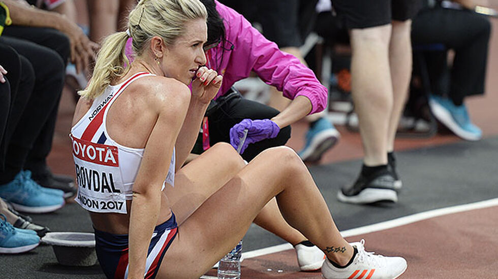 Det var ikke en slik Karoline Bjerkeli Grøvdal hadde sett for seg at 5000 m-finale skulle ende. (Foto: Bjørn Johannessen)