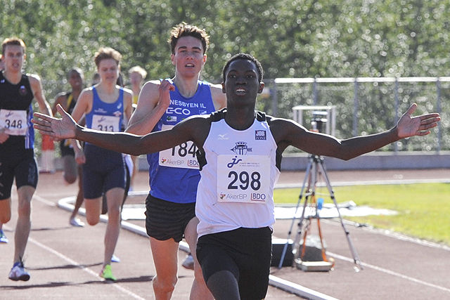 Thomas Byrkjeland vinner 1500 meter i yngste klasse i junior-NM med en god spurt.