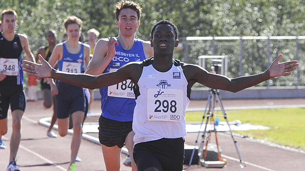 Thomas Byrkjeland vinner 1500 meter i yngste klasse i junior-NM med en god spurt.