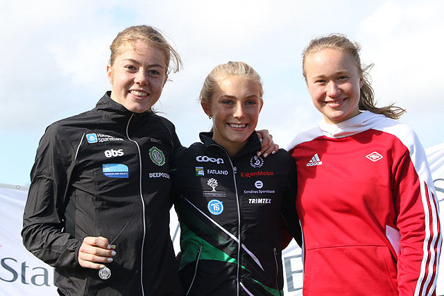 Premiepallen for 800 meter i junior-NM: Vilde Våge Henriksen, Camilla Ziesler og Sanne Njaastad.