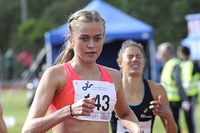 Amalie Sæten spurtbeseirer Mina Marie Anglero på 800 meter i junior-NM.